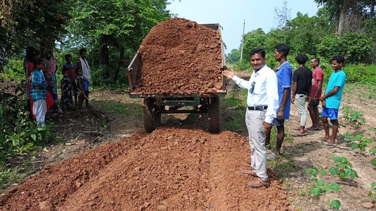 ఆదివాసీ జెట్టి కష్టాలకు చలించిన ప్రధానోపాధ్యాయుడు