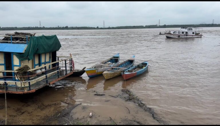 భద్రాచలం వద్ద పెరుగుతున్న గోదావరి ఉధృతి