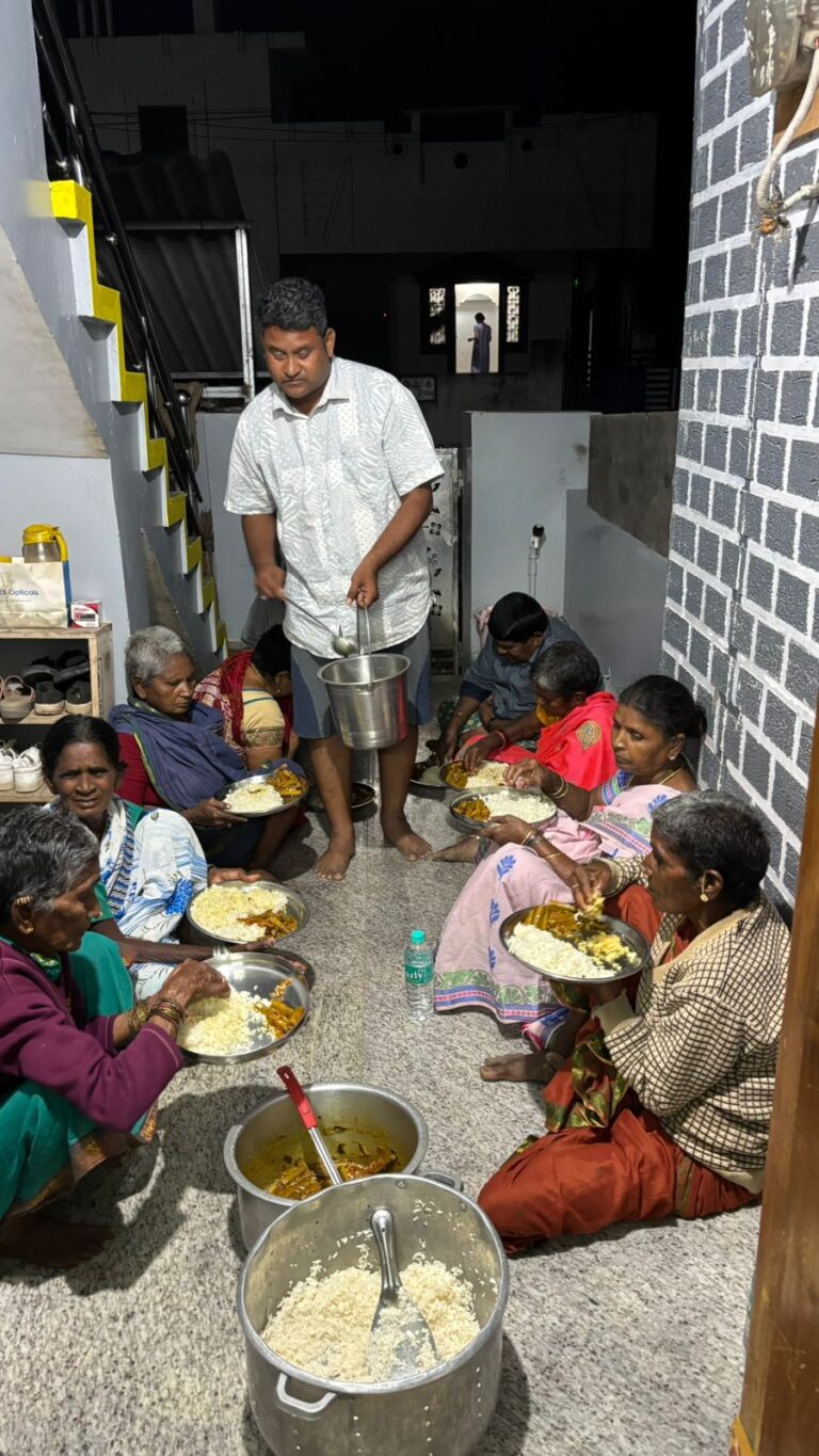 అభాగ్యులు ఆకలి తీరుస్తున్న సామాజిక సేవా కార్యకర్త పాలూరి సిద్ధార్థ